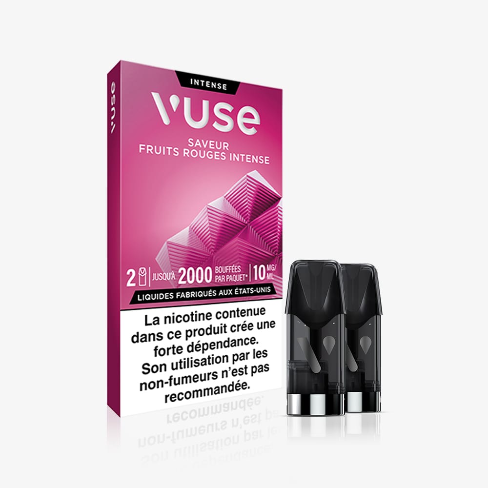 Un paquet de Recharge Gamme Intense Saveur Fruits Rouges Intense se trouve à côté de deux pods noirs. L’emballage rose à motifs géométriques porte des avertissements en français sur les risques liés à la nicotine.