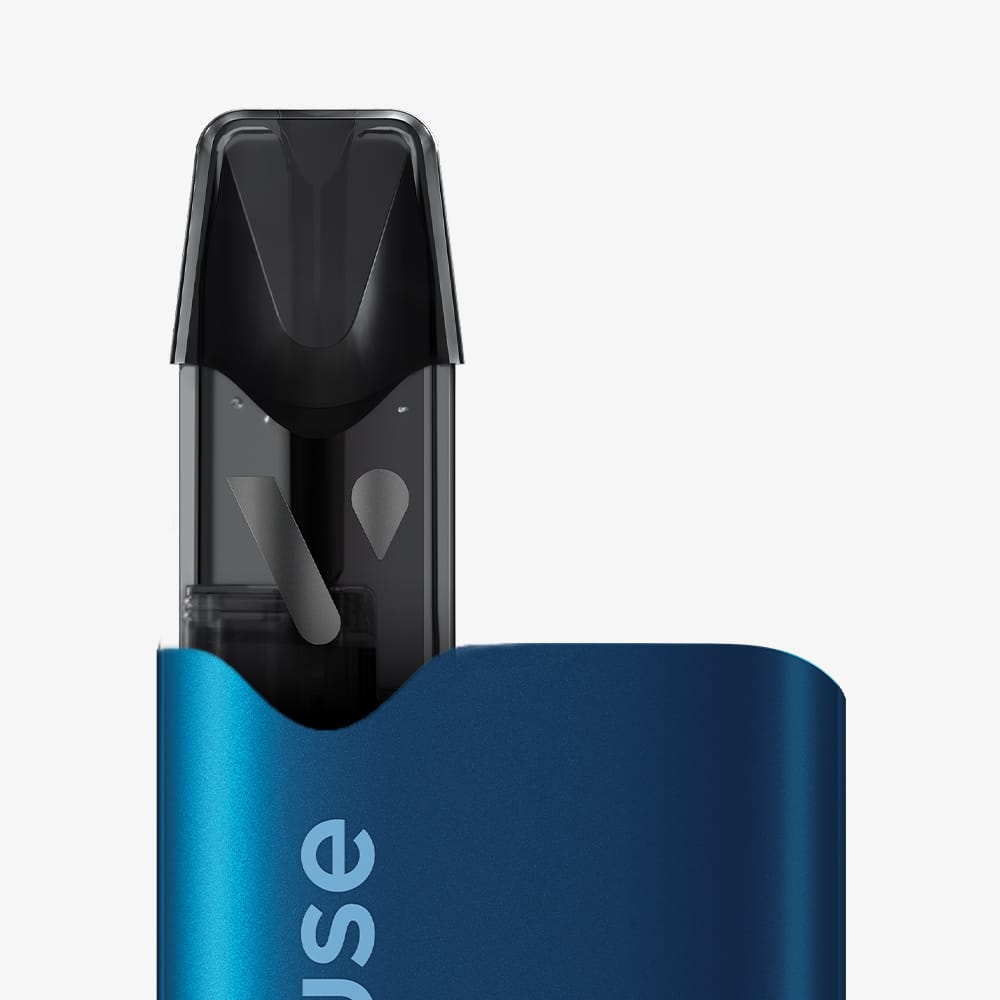 A close-up of the Recharge Gamme Intense Saveur Banane Ice shows its blue body and transparent black mouthpiece, highlighting the capsule flavor Banane Ice against a plain white background.